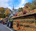 Wunderschöne Erntewagen sind jedes Jahr beim Erntedankfest zu bestaunen. &copy; Sarah Harth – BLB-Tourismus GmbH